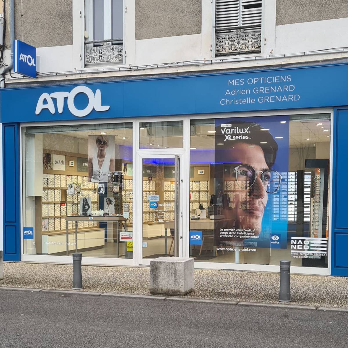 Application de vitrophanie pour des magasins d'optique dans la Drôme