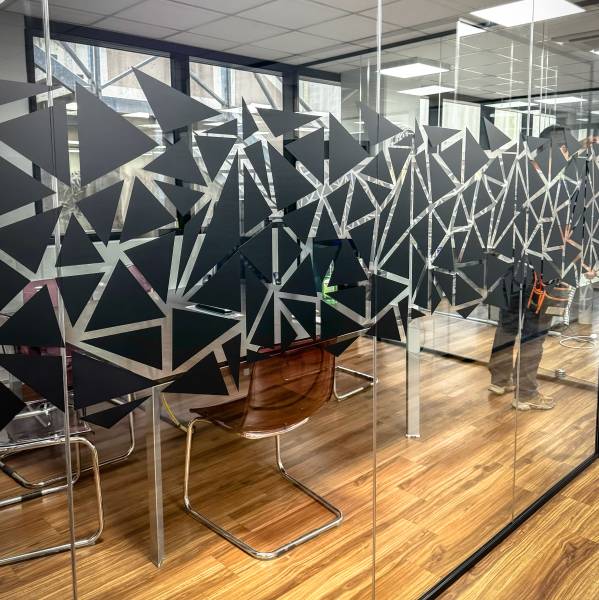 Application film adhésif à motifs pour laisser passer la luminosité dans des bureaux